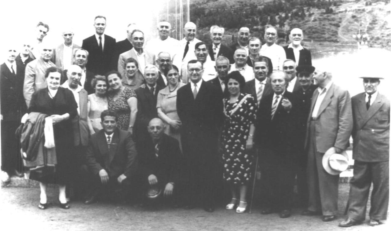 Երվանդ Քոչարը, Մանիկ Մկրտչյանը  և Ներսիսյան դպրոցի  մի խումբ շրջանավարտներ, 1950-60-ականներ