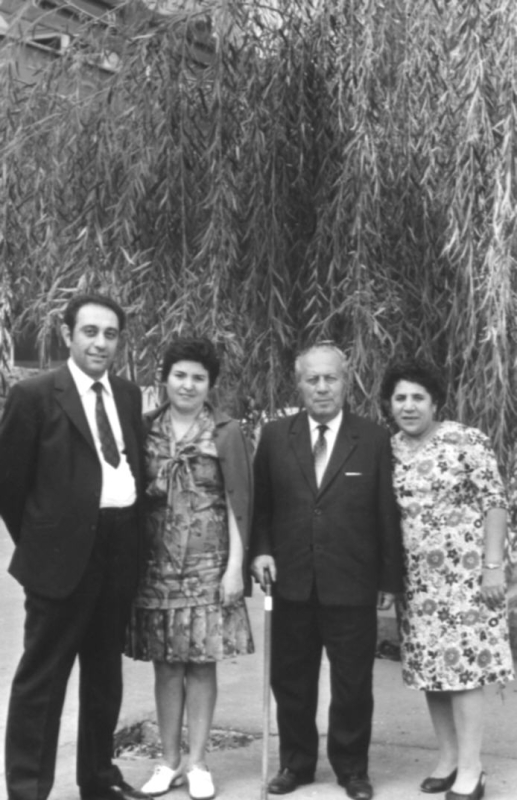 Ե. Քոչարը /աջից երկրորդը/, կինը՝ Մանիկ Մկրտչյանը /աջից առաջինը/, մի կին  և մի տղամարդ  «Արզնի» առողջարանում,15 հոկտեմբերի, 1973  