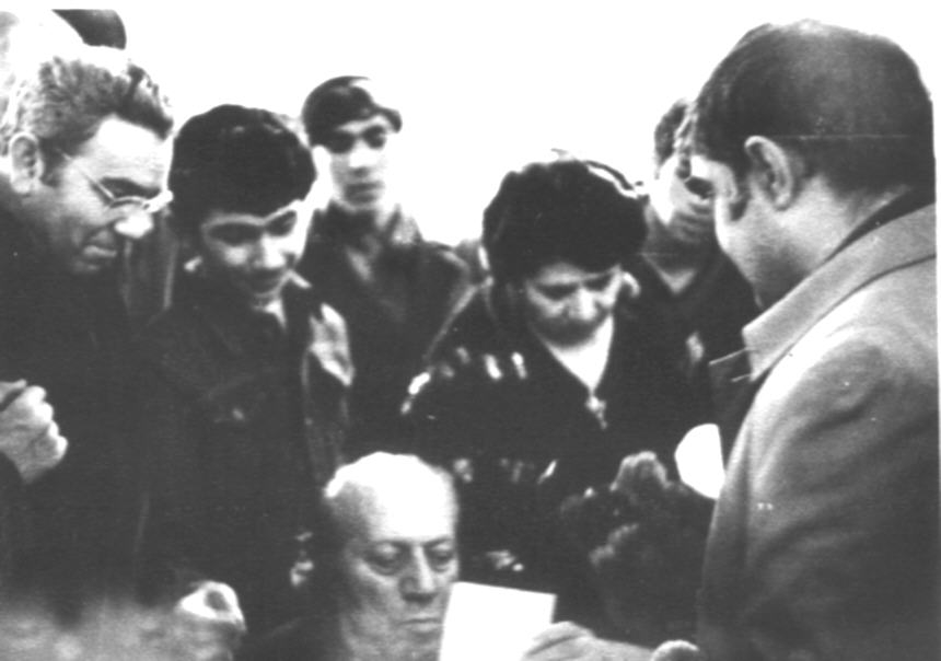 Մի խումբ մարդիկ Բաքվում բացված Երվանդ Քոչարի անհատական ցուցահենդեսի օրերին. աջից առաջինը՝ Ռուբեն Գաբրիելյան, երկրորդը՝ Մանիկ Մկրտչյան, նստածը՝ Երվանդ Քոչար, Բաքու, 4 ապրիլի, 1974
