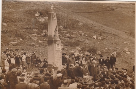 Կապանի Փուխրուտ գյուղի  հուշարձան-կոթողը՝  նվիրված Մեծ հայրենականում զոհված համագյուղացիներին 