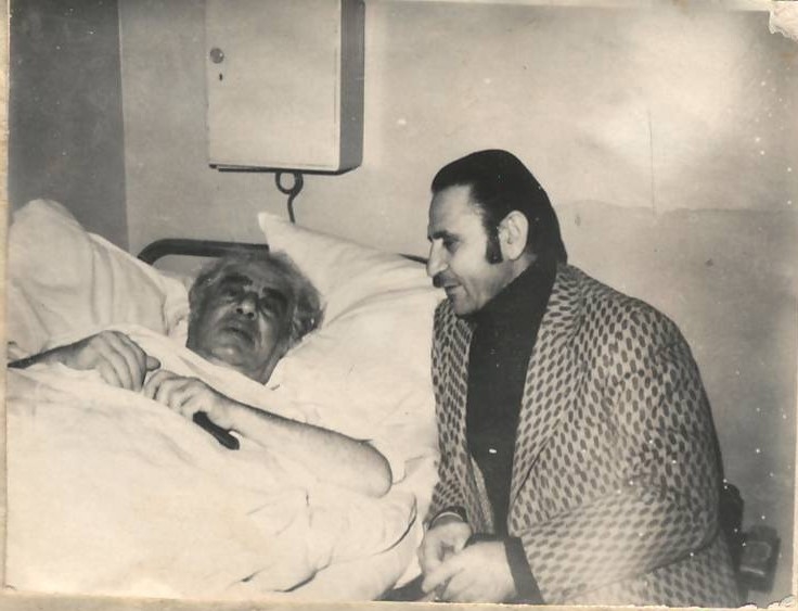 Նեգատիվ՝ լուսանկարի. Ա. Խաչատրյանը ամերիկահայ Ս. Հովհաննեսյանի հետ վիրահատությունից հետո 