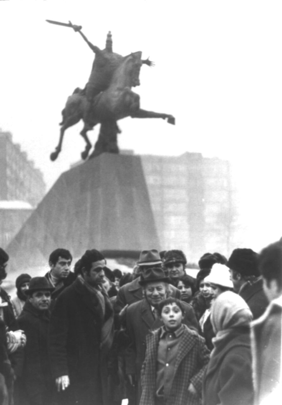 Մի պահ Երվանդ Քոչարի «Վարդան Մամիկոնյան» արձանի բացումից, Երևան, 1975