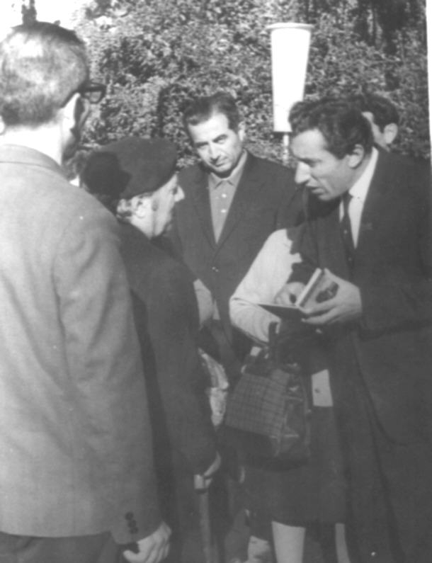  Ե. Քոչարը մի խումբ մարդկանց հետ զրուցելիս,  Գագրա, հոկտեմբեր - նոյեմբեր, 1968