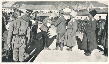 Գեներալ Կալիտինը շքանշանով պարգևատրում է Հայկ Բժշկյանցին «Հայ կամաւորներ 1914-1916» ալբոմից