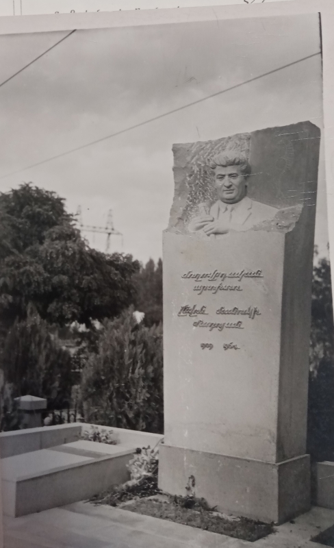 Հայկական ՍՍՀ ժողովրդական արտիստ Լևոն Մադոյանի տապանաքարն ու արձանը 