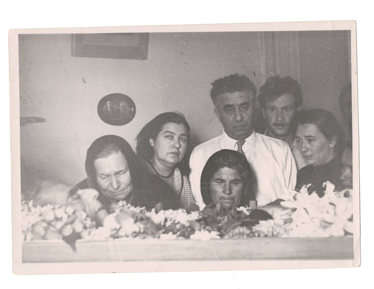 Լուսանկար.Ա.Խաչատրյանը կնոջ՝ Նինա Մակարովայի և իրենց ազգականների հետ իր եղբայր՝ Վաղինակի հոգեհանգստին՝ երևանյան իրենց տանը