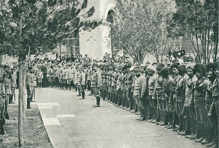 Կամավորները Էջմիածնի բակում  «Հայ կամավորներ 1914-1916» ալբոմից