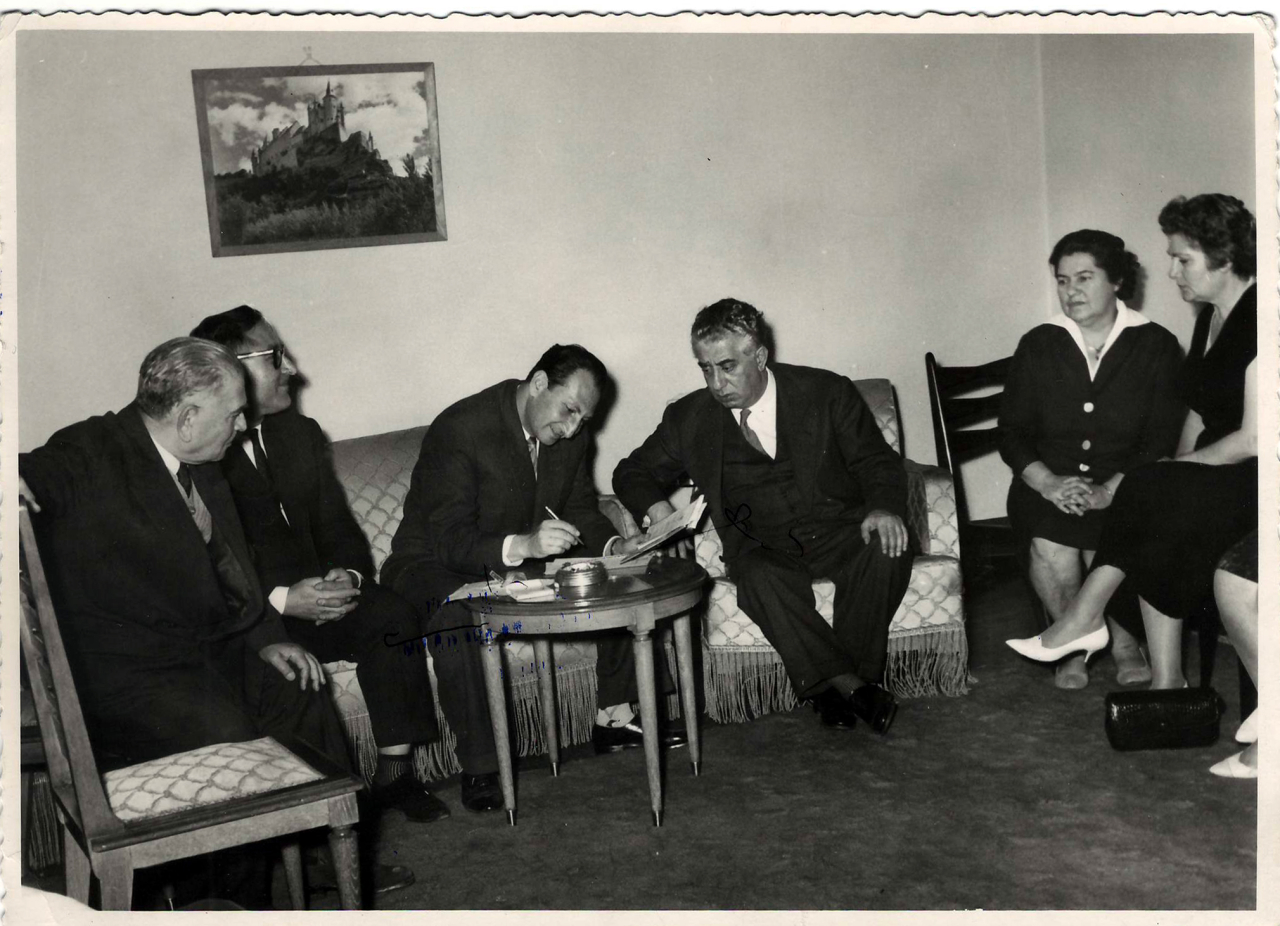 Լուսանկար. Ա. Խչաատրյանը կնոջ՝ Ն. Մակարովայի, եգիպտահայ կոմպոզիտոր Է. Հակոբյանի և այլոց հետ Կահիրեում 