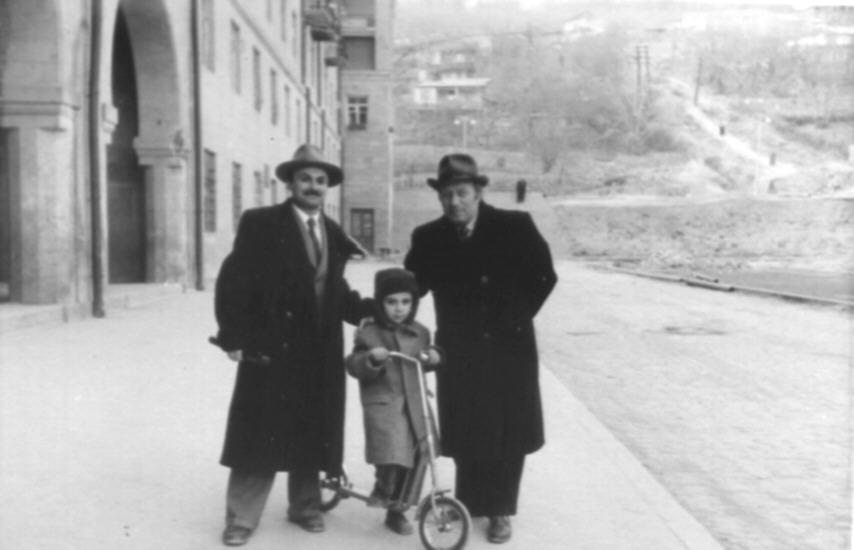 Ե. Քոչարը, Որդիք և Հայկ  Չիլինգարյանները, Երևան, 26 փետրվարի, 1961 