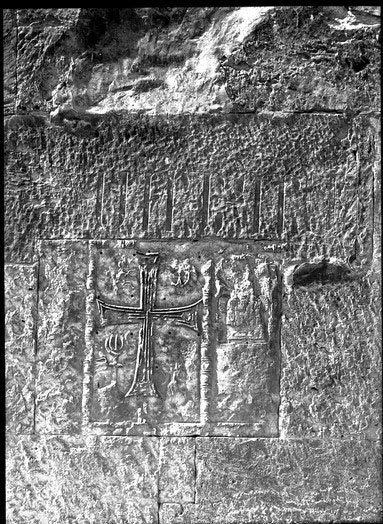 Արձանագրություն և խաչաքանդակ Օձունի Սուրբ Աստվածածին եկեղեցու պատին