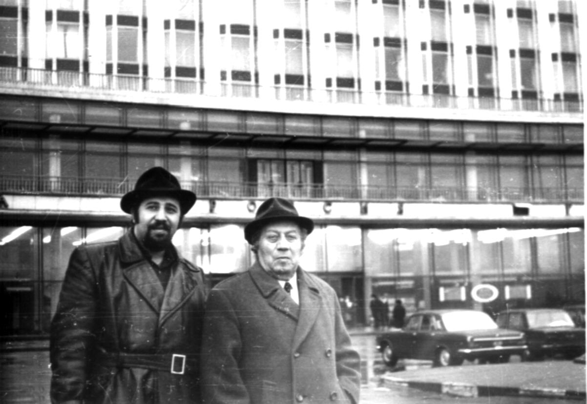 Ե. Քոչարը որդու՝ Հայկազի հետ, Մոսկվայի «Ռոսիա» հյուրանոցի մուտքի առջև կանգնած, Մոսկվա, 1973
