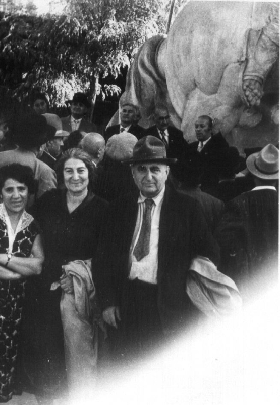 Ե. Քոչարը, կինը՝ Մանիկը, Կզարթումյանը և մի խումբ մարդիկ,  Երևան, 1957-58