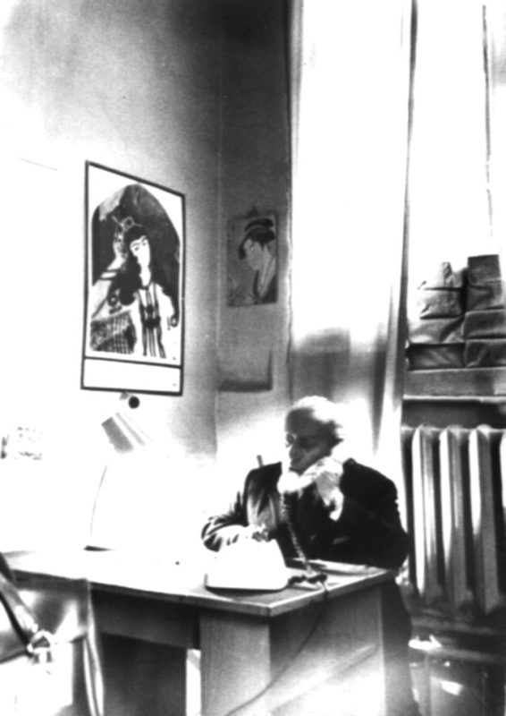 Ե. Քոչարը  «Արևելքի ժողովուրդների արվեստի  թանգարանում»  բացված իր անհատական ցուցահանդեսի օրերին, Մոսկվա, 25 դեկտեմբերի, 1973-19 փետրվարի, 1974 