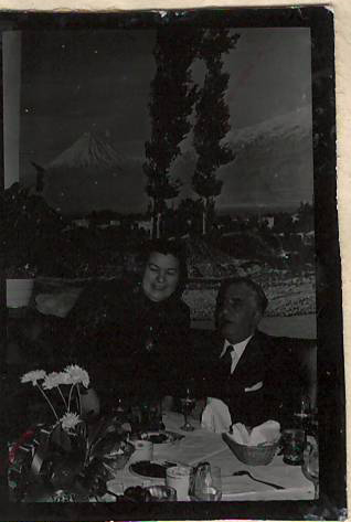 Նեգատիվ՝ լուսանկարի. Ա.Խաչատրյանը կնոջ՝ Ն.Մակարովայի հետ Նյու Յորքի «Արարատ» ռեստորանում  իր պատվին կազմակերպված ճաշկերույթի ժամանակ