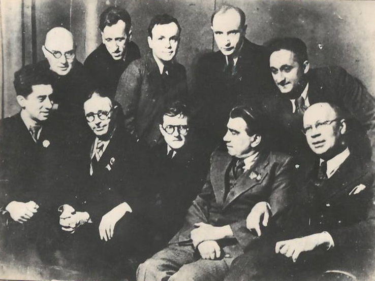 Նեգատիվ՝ լուսանկարի. Ա.Խաչատրյանը կոմպոզիտորներ Դ. Շոստակովիչի, Ռ. Գլիերի, Ս. Պրոկոֆևի և ուրիշների հետ 