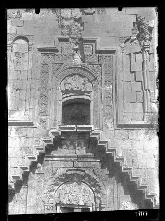 Ամաղու Նորավանք. Սուրբ Աստվածածին (Բուրթելաշեն) եկեղեցու արևմտյան ճակատի կենտրոնական մասը