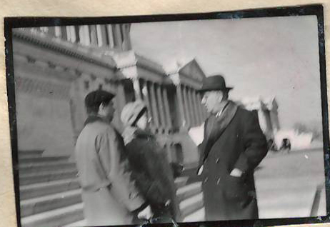 Նեգատիվ՝ լուսանկարի. Ա. Խաչատրյանը կնոջ՝ Ն. Մակարովայի և որդու՝ Կարենի հետ Վաշինգտոնում՝ Կապիտոլիումի մոտ
