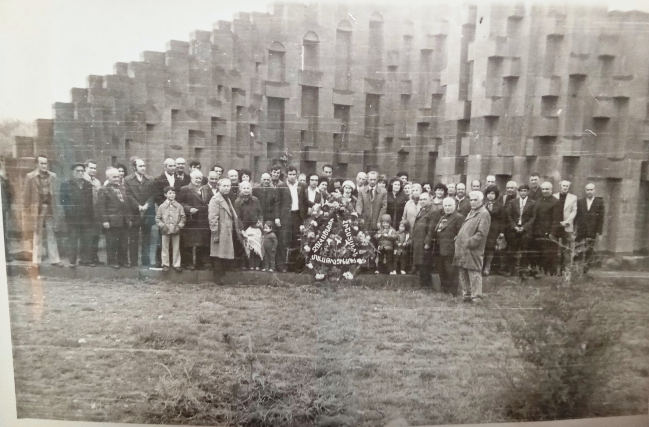 Նոր Մալաթիա թաղամասի բնակիչները Եղեռնին զոհ գնացած մալաթիացիների հուշարձանի մոտ