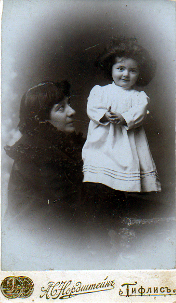 Լուսանկար Նելլի Ձիթողցյանի և մի կնոջ