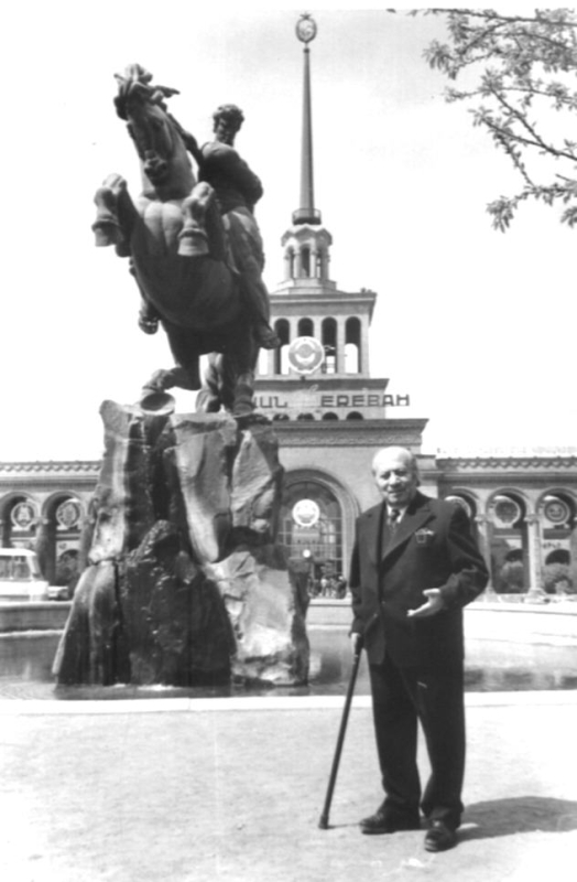 Երվանդ Քոչարը «Սասունցի Դավթի» արձանի առջև, Երևան, 1960 - ականներ