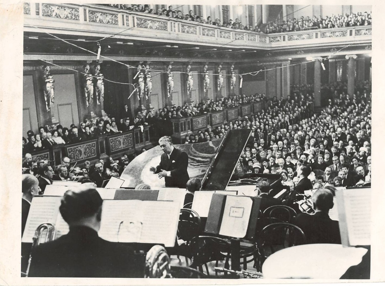 Լուսանկար. Ա.Խաչատրյանը Վիեննայի օպերային թատրոնի սիմֆոնիկ նվագախմբի հետ ՝  իր հեղինակային համերգի ժամանակ