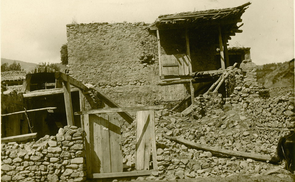 Երկրաշարժից փլված տներ Շիկահող գյուղում