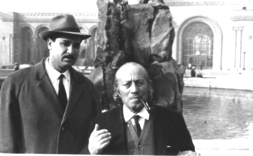  Ե.Քոչարը և մի տղամարդ  «Սասունցի Դավիթ» արձանի մոտ, Երևան, [1960-ականներ]