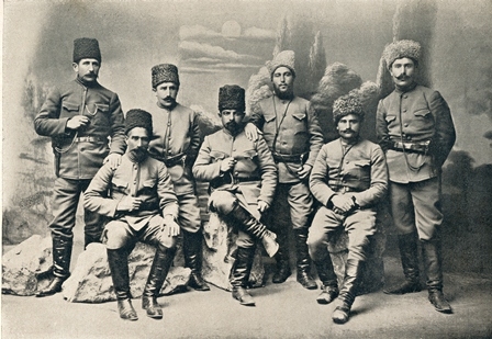 Դրոն զինակից ընկերների հետ «Հայ կամավորներ 1914-1916» ալբոմից
