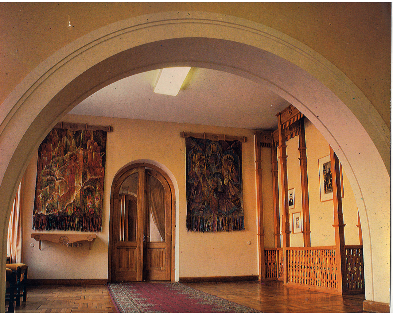 Լուսանկար գունավոր. Ա. Խաչատրյանի տուն-թանգարանի ցուցասրահներից մեկը