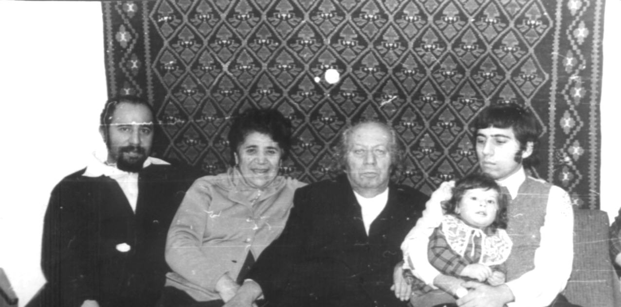 Ե. Քոչարը /կենտրոնում/, որդին՝ Հայկազը, կինը՝ Մանիկ Մկրտչյանը,  մյուս որդին՝   Ռուբիկը, վերջինիս գրկին Ե. Քոչարի թոռը՝ Կարինեն, Երևան, փետրվար,  1976  