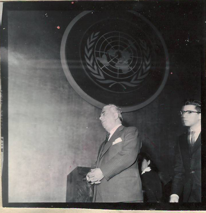 Նեգատիվ՝ լուսանկարի. Ա. Խաչատրյանը որդու՝ Կարենի հետ  ՄԱԿ-ի Գերագույն ասամբլեայի գլխավոր դահլիճում  