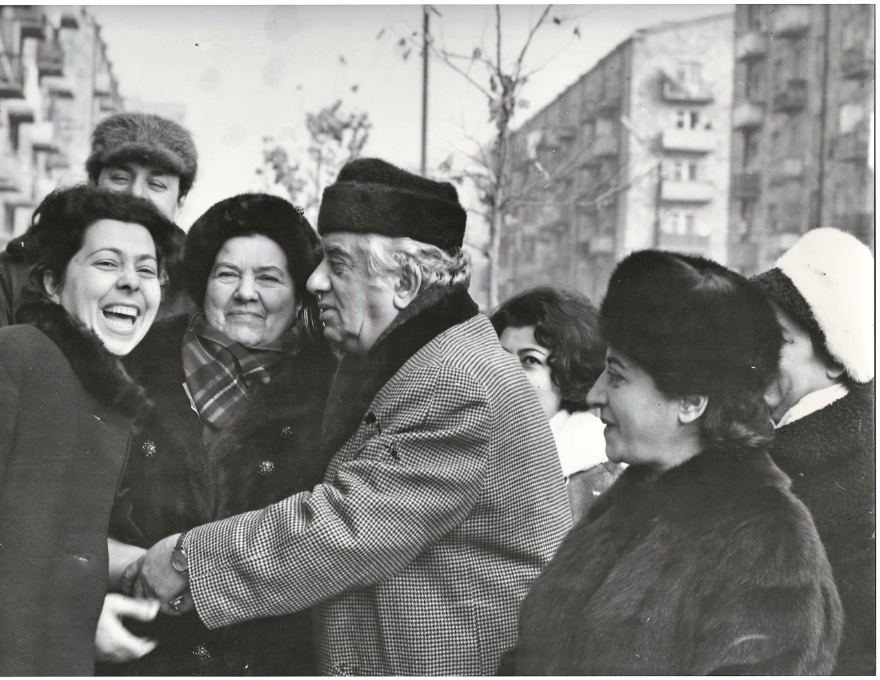 Լուսանկար. Ա.Խաչատրյանը իր կնոջ ՝ Նինա Մակարովայի և հայ երաժշտագետների  հետ՝  Երևանում իր անունը կրող փողոցում 