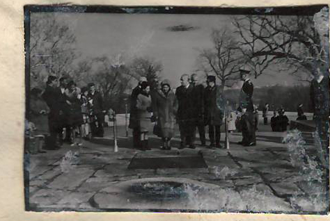 Նեգատիվ՝ լուսանկարի. Ա. Խաչատրյանը կնջ՝ Ն. Մակարովայի, որդու՝ Կարենի և այլոց հետ Վաշինգտոնի Արլինգտոն գերեզմանոցում՝  Ջ. Քեննեդիի շիրիմի մոտ