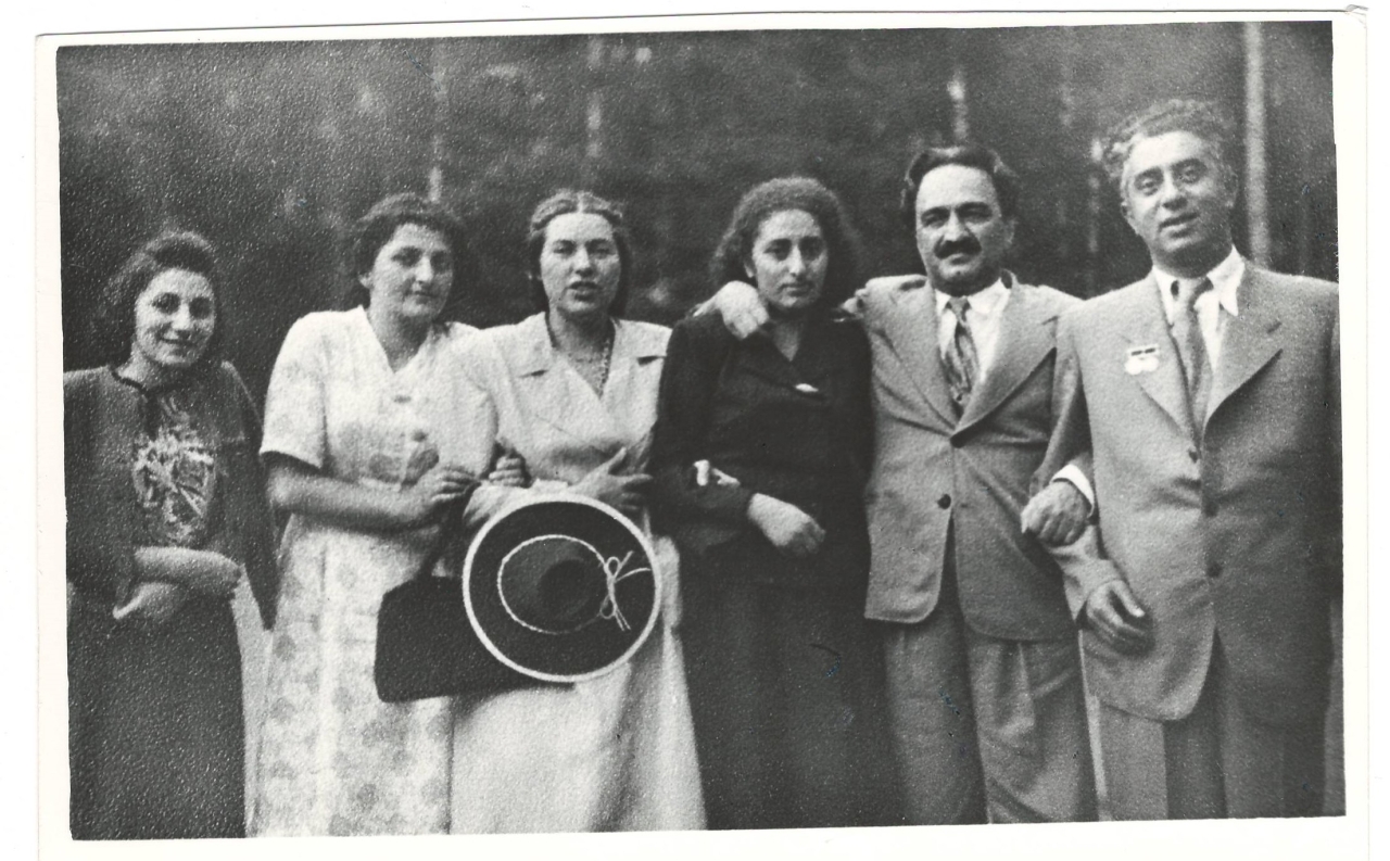 Լուսանկար. Ա.Խաչատրյանը կնոջ  ՝ Նինա Մակարովայի և ԽՍՀՄ գերագույն խորհրդի նախագահ Անաստաս Միկոյանի և նրա ընտանիքի հետ: