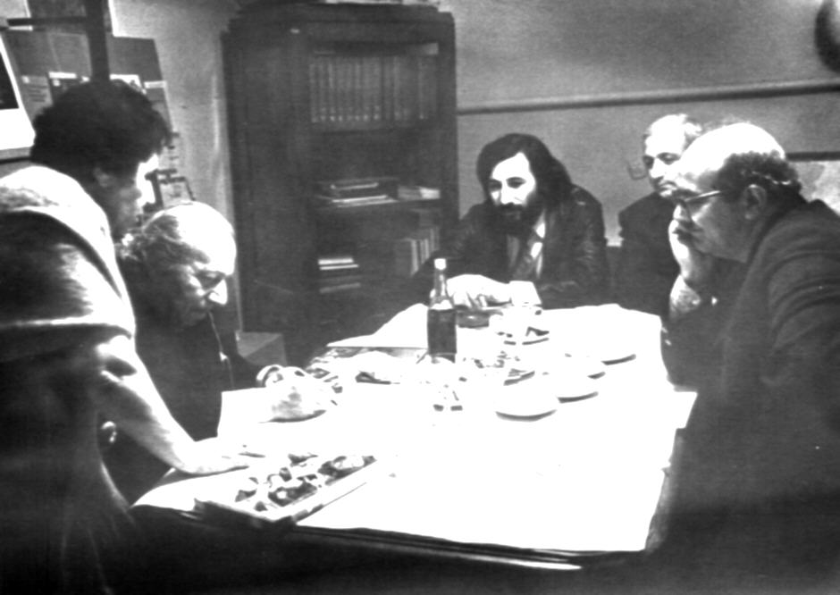 Մանիկ Մկրտչյանը, Երվանդ Քոչարը, Ռուդոլֆ Խաչատրյանը և երկու տղամարդ սեղանի շուրջ նստած, Մոսկվա, 1974 
