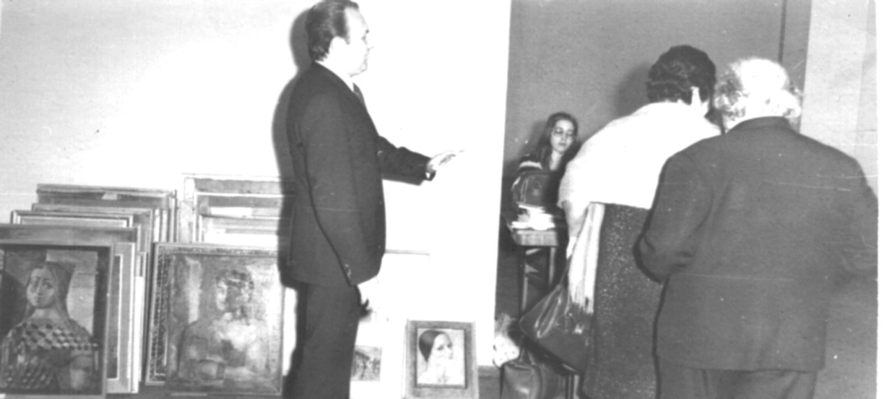 Ե. Քոչարը կնոջ՝ Մանիկի հետ, Մոսկվայի «Արևելքի ժողովուրդների արվեստի  թանգարանում» իր անհատական ցուցահանդեսի փակման ժամանակ, Մոսկվա, 19 փետրվարի, 1974