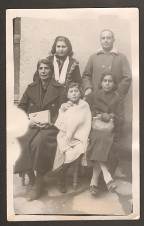 Մանուշ Հովսեփյանը (ձախ կողմում, կանգնած) հարազատների հետ