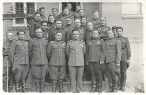 Հայրենական պատերազմի մասնակիցներ (I շարքի կենտրոնում՝ գեներալ-լեյտենանտ Սարգիս Մարտիրոսյան և գնդապետ Դանիելյան Ամիրջան)