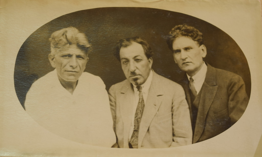 Ձախից աջ՝ Ռ.Մելիքյան, Ա.Իսահակյան, Մ.Սարյան