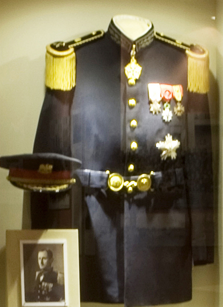 Արամ Կարա-Մանուկյանի զինվորական բաճկոնը և գլխարկը   