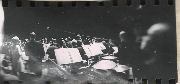 Նեգատիվ՝ լուսանկարի. Ա. Խաչատրյանը  Նյու Յորքի Քարնեգի Հոլ համերգասրահում՝ տեղի  սիմֆոնիկ նվագախմբի հետ փորձի ժամանակ