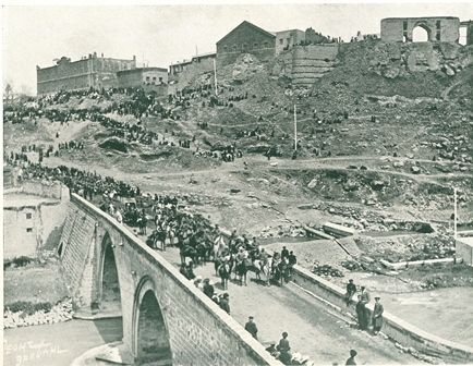 Համազասպի գունդը անցնում է Զանգու գետի կամուրջը «Հայ կամավորներ 1914-1916» ալբոմից