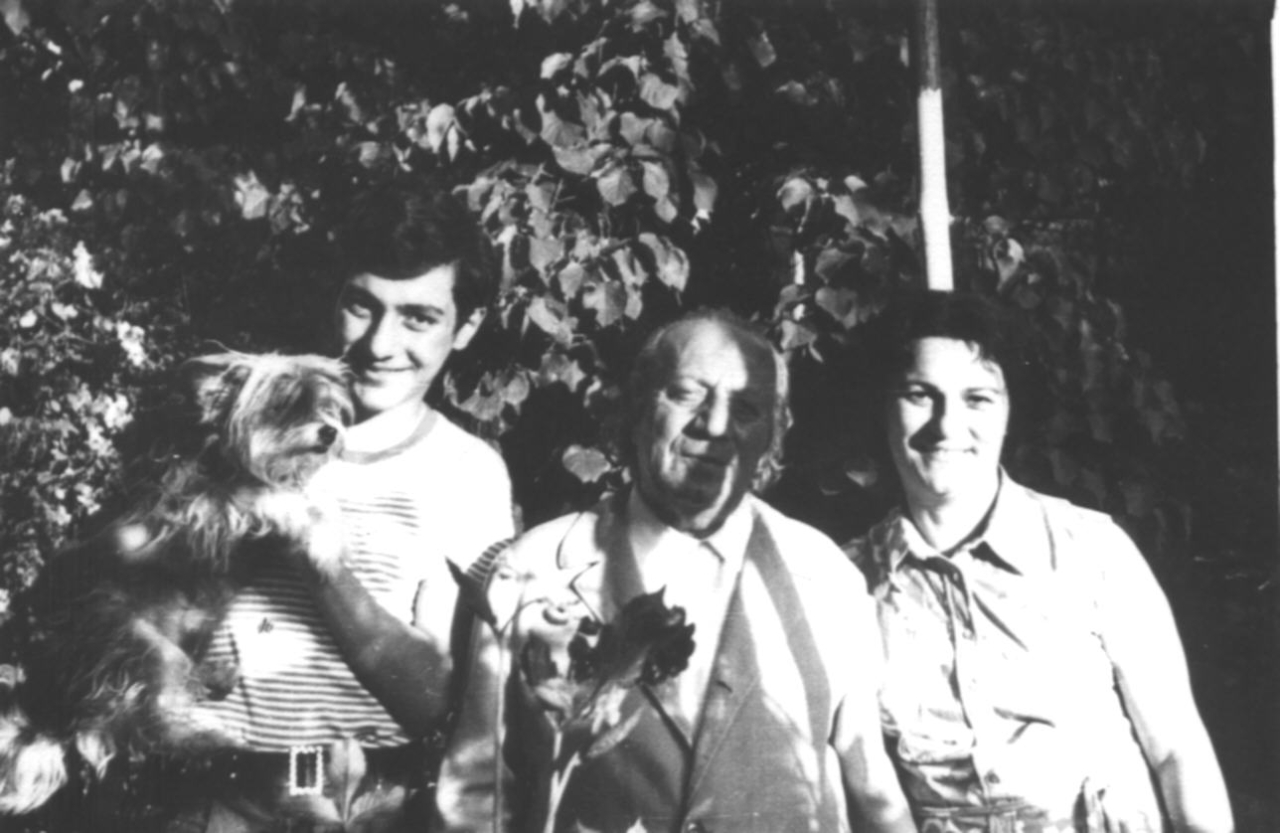 Երվանդ Քոչարը  Երջանիկ Կարախանյանի որդու՝ Արմենի և կնոջ՝  Շաքե Աղազարյանի հետ նրանց այգում, Երևան, Նոր Նորք, 1970