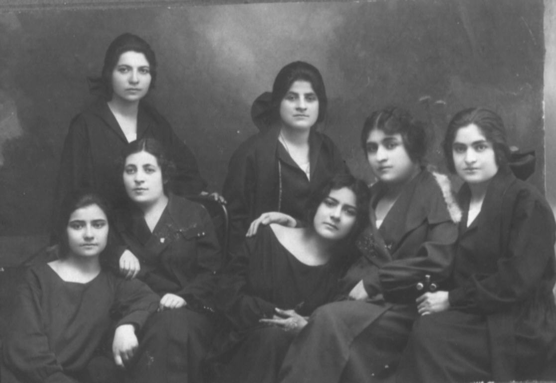 Ե. Քոչարի քույրը՝ Մարգարիտան /ձախից առաջին  շարքի  երկրորդը/,  ուսուցչական իր աշխատակցուհիների  հետ, 1900–ականների առաջին կեսերին