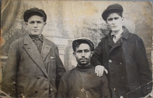 Հայրենական պատերազմի մասնակից Գ.Մնացականյանը՝ ընկերների հետ
