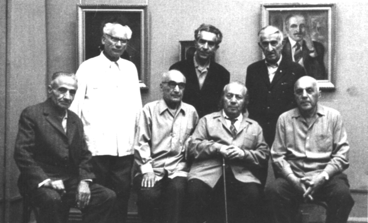 Երվանդ Քոչարը Ներսիսյան դպրոցի  թիֆլիսաբնակ մի խումբ նախկին շրջանավարտների հետ Թբիլիսիում բացված  իր անհատական ցուցահանդեսի օրերին, Թբիլիսի, 1974
