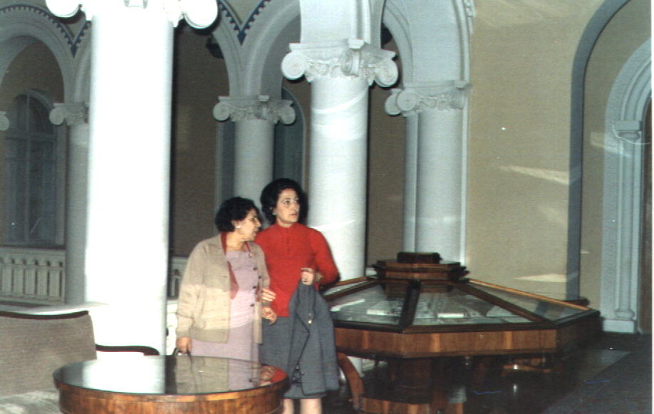 Մանիկ Մկրտչյանը և Գավուկյանի կինը Մատենադարանում, 1960-70-ականներ, Երևան