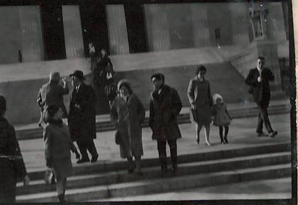 Նեգատիվ՝ լուսանկարի.  Ա. Խաչատրյանը կնոջ՝ Ն. Մակարովայի և որդու՝ Կարենի հետ Վաշինգտոնում՝ Կապիտոլիումի մոտ
