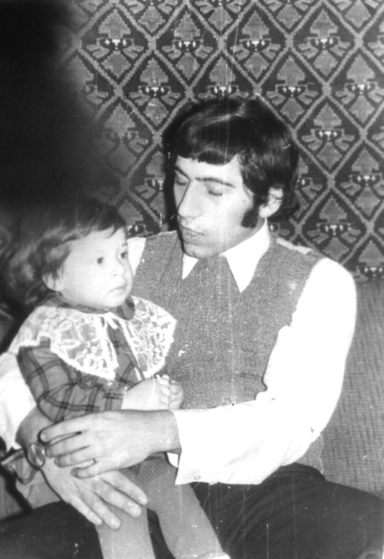 Ե. Քոչարի որդին՝ Ռուբիկը, եղբոր դստեր՝ Կարինեի հետ, Երևան, փետրվար, 1976
