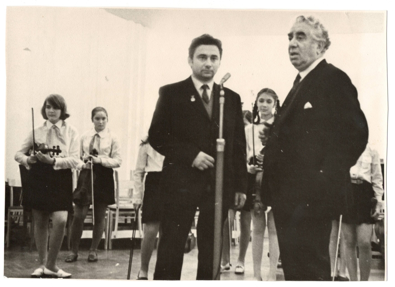 Լուսանկար. Ա.Խաչատրյանի Լենինգրադի Կիրովի շրջանի մանկական երաժշտական դպրոցի մանկավարժական կոլեկտիվի և սաների հետ ՝  իր ծննդյան 70- ամյակին նվիրված միջոցառումների օրերին 